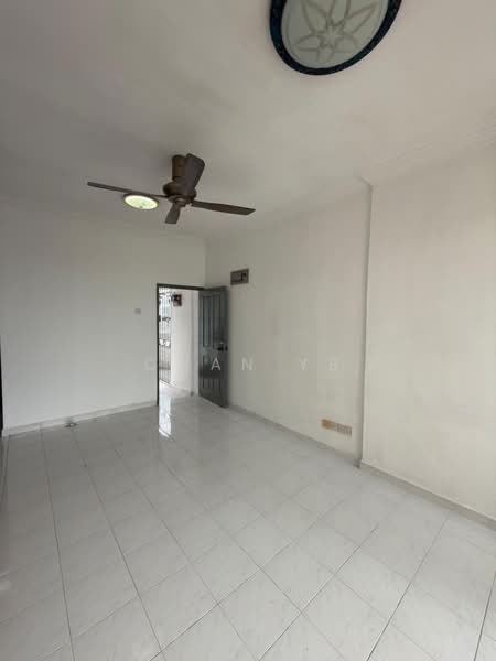 Pangsapuri untuk Dijual di Desa Bistari - Chan YB - Living Room - PropertyGuru.com.my