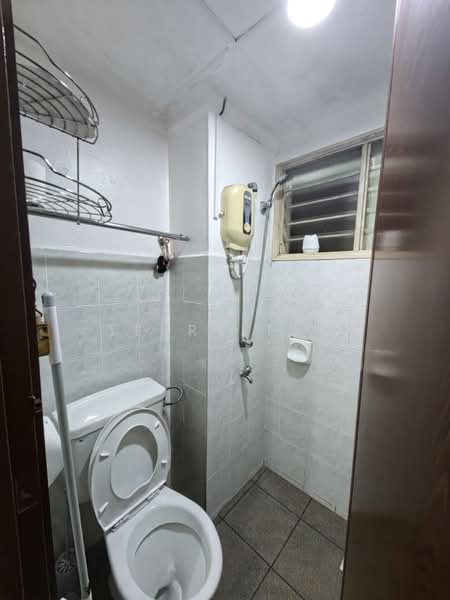 Pangsapuri untuk Dijual di Permas Ville Apartment - Terry Tan - Bathroom - PropertyGuru.com.my