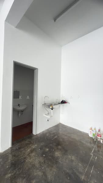Shop / Office for Rent in Gombak (Gombak) - Kathy Yap - Bathroom - PropertyGuru.com.my