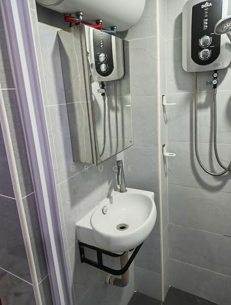 Pangsapuri untuk Dijual di Teratai Mewah Apartment Block 15,17,19,21 - Bruce . - Bathroom - PropertyGuru.com.my