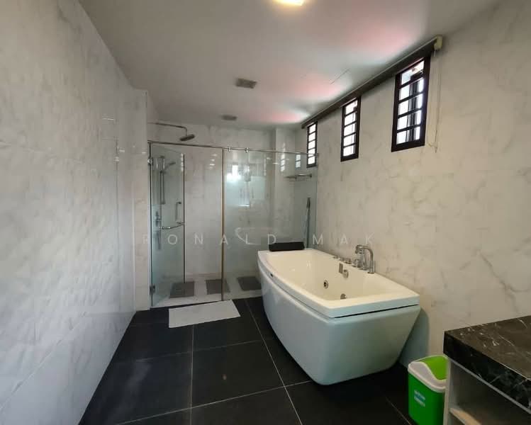 Semi-Detached House for Sale in Taman Pelangi (Johor Bahru) - Ronald Mak - Bathroom - PropertyGuru.com.my