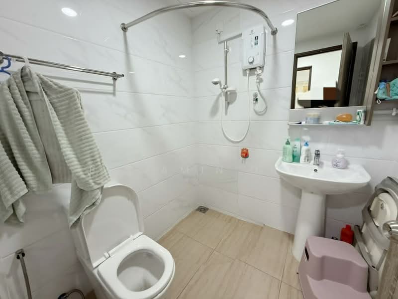 Kediaman Servis untuk Dijual di Country Garden Central Park - Benjamin Ong - Bathroom - PropertyGuru.com.my