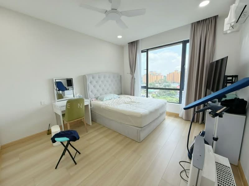Kediaman Servis untuk Dijual di Country Garden Central Park - Benjamin Ong - Bedroom - PropertyGuru.com.my