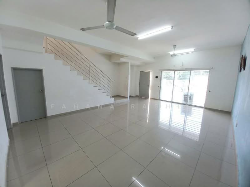2-storey Terraced House for Sale in Sungai Buloh (Selangor) - Fahana Rashid - Living Room - PropertyGuru.com.my