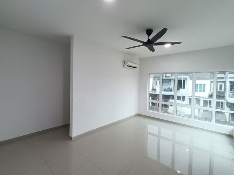 Rumah Teres 2 Tingkat untuk Disewa di Taman Mutiara Mas (Skudai) - Nick Low - Living Room - PropertyGuru.com.my