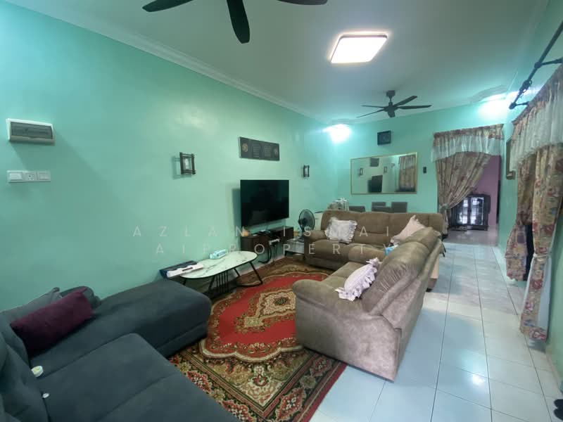 Rumah Teres 1 Tingkat untuk Dijual di Taman Ungku Tun Aminah (Skudai) - Azlan Ismail aiproperty - Living Room - PropertyGuru.com.my