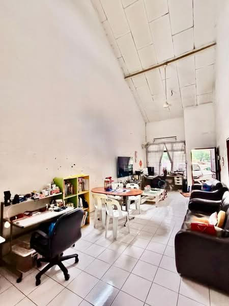 Rumah Teres untuk Dijual di Taman Daya (Johor Bahru) - Kenneth Tan - Living Room - PropertyGuru.com.my