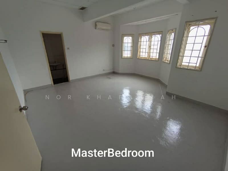 2-storey Terraced House for Sale in Seksyen 7 (Shah Alam) - Nor Khafadzah - Master Bedroom - PropertyGuru.com.my