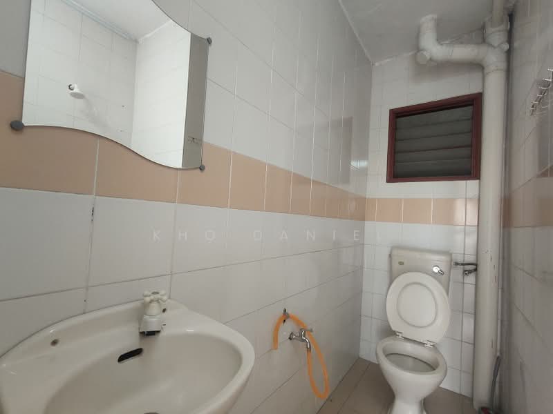 Pangsapuri untuk Dijual di Damai Apartment - Kho Daniel - Bathroom - PropertyGuru.com.my
