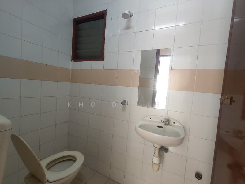 Pangsapuri untuk Dijual di Damai Apartment - Kho Daniel - Bathroom - PropertyGuru.com.my