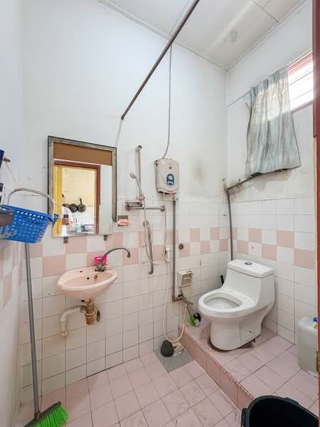 1-storey Terraced House for Sale in Ampang (Selangor) - Fauran Nawawi - Bathroom - PropertyGuru.com.my
