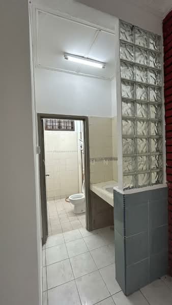 Rumah Teres 1.5 Tingkat untuk Disewa di Taman Pelangi Indah (Ulu Tiram) - YC Fung - Bathroom - PropertyGuru.com.my