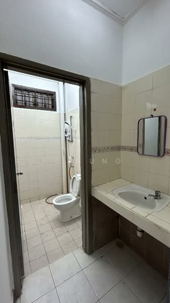Rumah Teres 1.5 Tingkat untuk Disewa di Taman Pelangi Indah (Ulu Tiram) - YC Fung - Bathroom - PropertyGuru.com.my