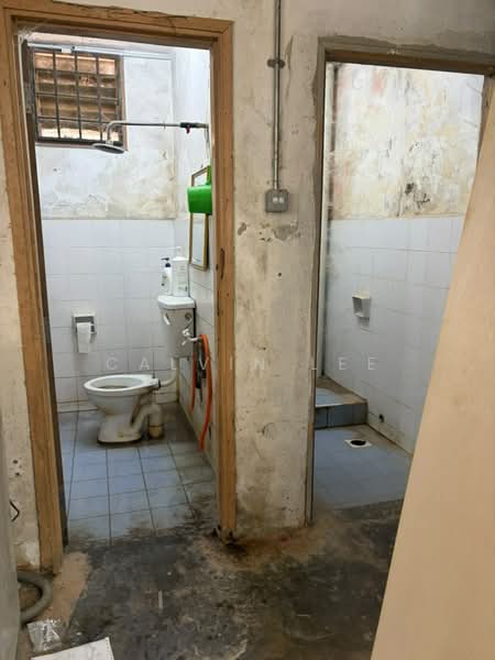 Kilang untuk Disewa di Bandar Tiram (Ulu Tiram) - Calvin Lee - Bathroom - PropertyGuru.com.my