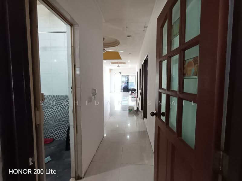 Rumah Teres 1 Tingkat untuk Dijual di Taman Sri Serdang (Seri Kembangan) - Shahidan Ismail - Corridor - PropertyGuru.com.my