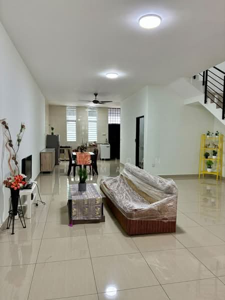 Rumah Teres 1 Tingkat untuk Dijual di Taman Sri Serdang (Seri Kembangan) - Shahidan Ismail - Living Room - PropertyGuru.com.my