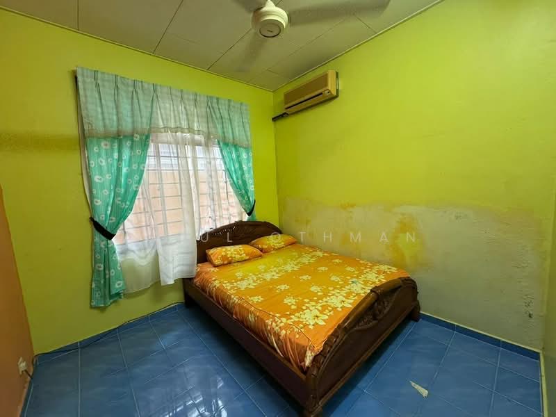 Rumah Berkembar untuk Dijual di Taman Panchor Jaya (Paroi) - Azrul Othman - Bedroom - PropertyGuru.com.my