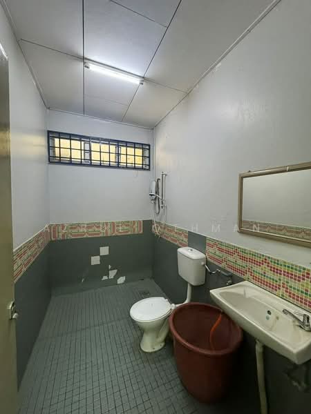 Rumah Berkembar untuk Dijual di Taman Panchor Jaya (Paroi) - Azrul Othman - Bathroom - PropertyGuru.com.my