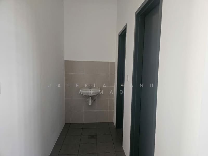 Shop for Rent in Shah Alam (Selangor) - Jaleela Banu Ahmad - Corridor - PropertyGuru.com.my