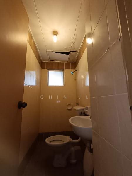 Apartment for Sale at Pangsapuri Persanda - Chin JL - Bathroom - PropertyGuru.com.my