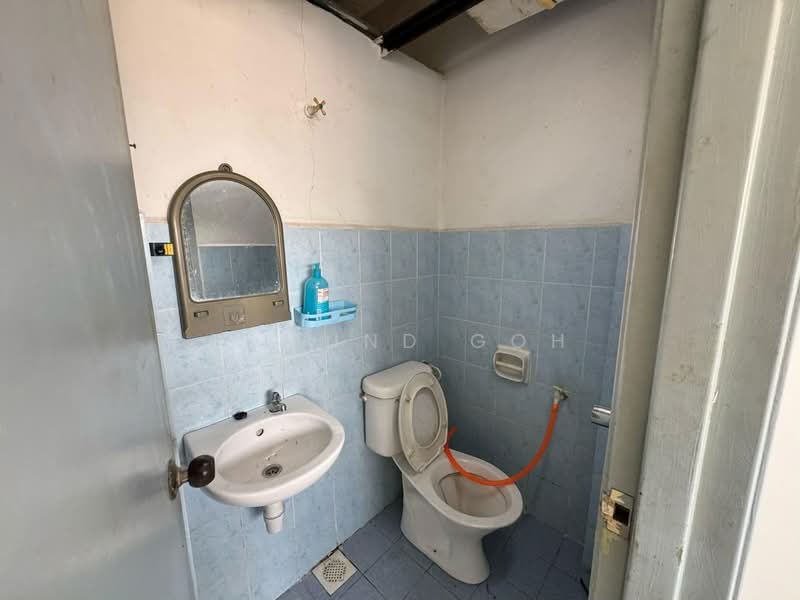 Pangsapuri untuk Disewa di Pangsapuri Putra Indah - Edmund Goh - Bathroom - PropertyGuru.com.my