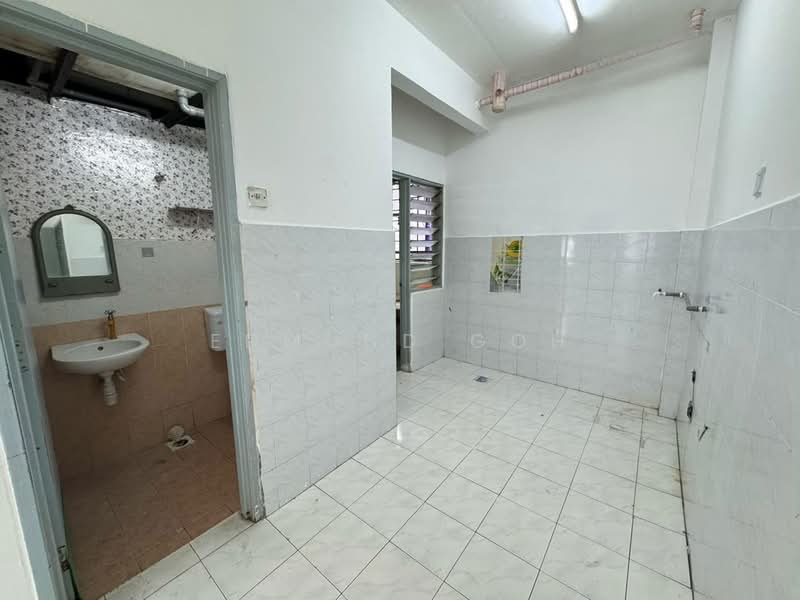 Pangsapuri untuk Disewa di Pangsapuri Putra Indah - Edmund Goh - Bathroom - PropertyGuru.com.my