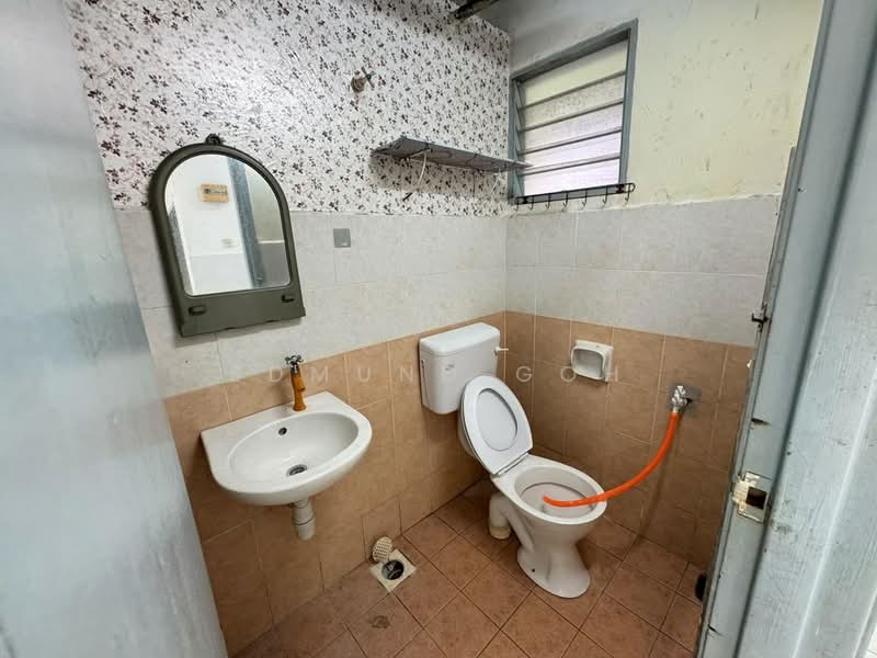 Pangsapuri untuk Disewa di Pangsapuri Putra Indah - Edmund Goh - Bathroom - PropertyGuru.com.my