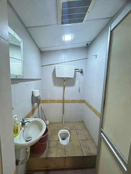 Gudang untuk Dijual di Kawasan Perindustrian Pengkalan (Lahat) - Sam . - Bathroom - PropertyGuru.com.my