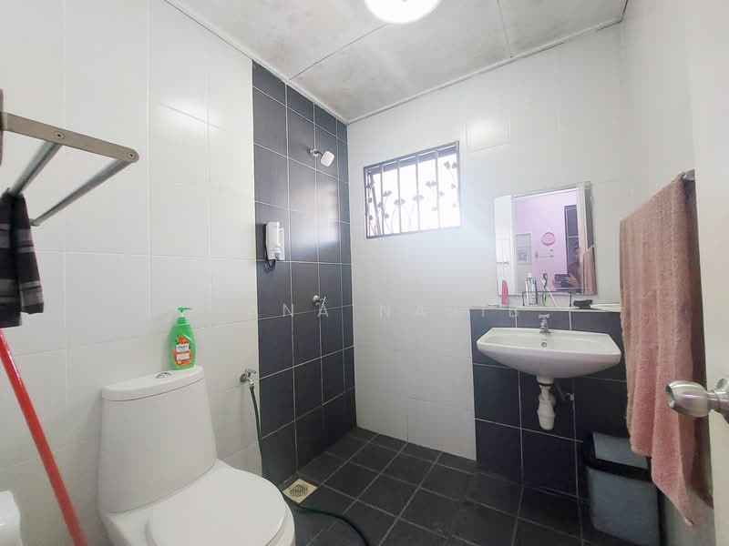 2-storey Terraced House for Rent in Sungai Buloh (Selangor) - Ziana Najib - Bathroom - PropertyGuru.com.my