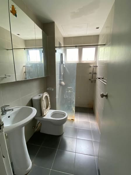 Kondominium untuk Dijual di The Peak Residences - LAU . - Bathroom - PropertyGuru.com.my