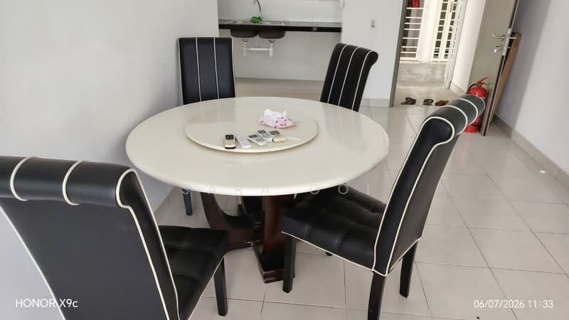 Pangsapuri untuk Disewa di Aronia - Sara Ooi - Dining Table - PropertyGuru.com.my