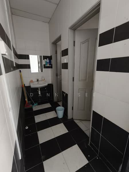 Kedai / Pejabat untuk Disewa di Bandar Indahpura (Kulai) - Danny See - Bathroom - PropertyGuru.com.my