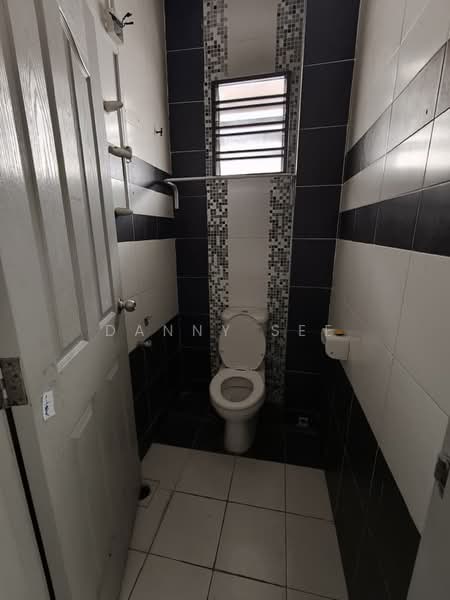 Kedai / Pejabat untuk Disewa di Bandar Indahpura (Kulai) - Danny See - Bathroom - PropertyGuru.com.my