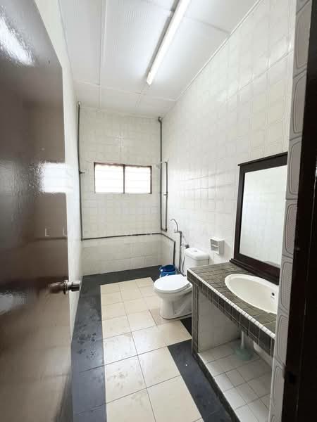 2-storey Terraced House for Sale in Taman Cempaka (Ampang) - Luqman Ramli - Bathroom - PropertyGuru.com.my