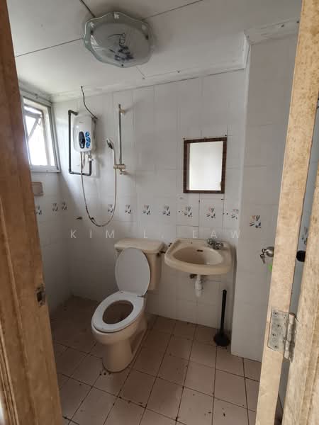 Pangsapuri untuk Dijual di Bunga Raya Apartment - Kim L. Law - Bathroom - PropertyGuru.com.my