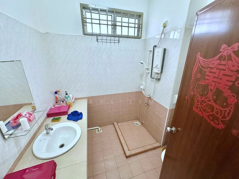 Semi-Detached House for Sale in Taman Bukit Jaya (Ulu Tiram) - Karl Lim - Bathroom - PropertyGuru.com.my