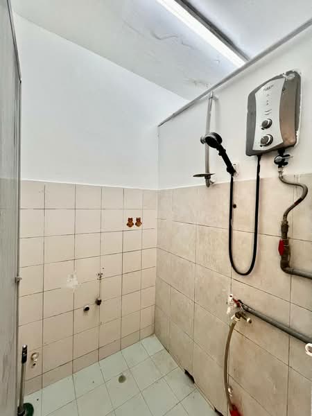 Rumah Flat untuk Dijual di Danau Kota Flat - Faisal Abu Omar - Bathroom - PropertyGuru.com.my