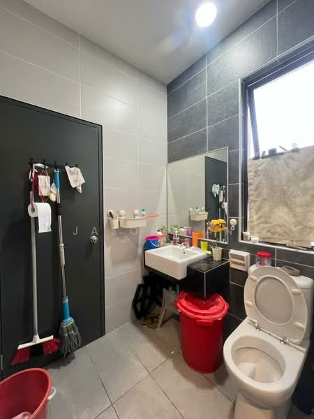 2-storey Terraced House for Sale in Taman Mount Austin (Tebrau) - Jason Tan - Bathroom - PropertyGuru.com.my