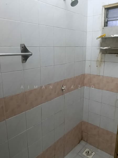 Rumah Flat untuk Disewa di Rumah Pangsa Nilam Sari - Aiman Haziq - Bathroom - PropertyGuru.com.my
