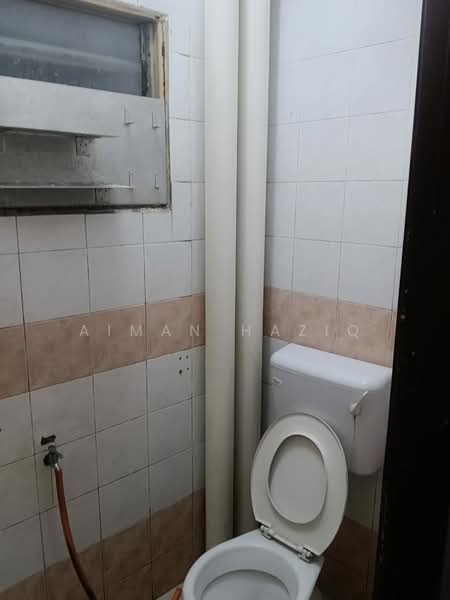 Rumah Flat untuk Disewa di Rumah Pangsa Nilam Sari - Aiman Haziq - Bathroom - PropertyGuru.com.my