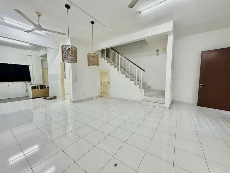 Rumah Teres 2 Tingkat untuk Dijual di Semenyih (Selangor) - Kent Chong - Living Room - PropertyGuru.com.my