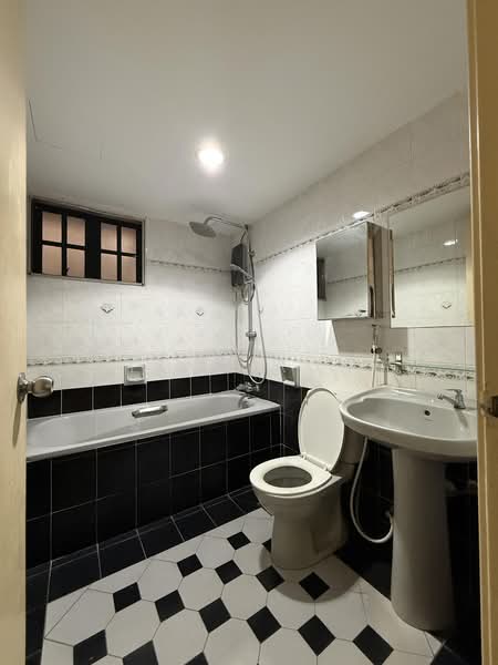 Rumah Teres 2.5 Tingkat untuk Dijual di KL City Centre (Kuala Lumpur) - Xiang Rong - Master Bathroom - PropertyGuru.com.my