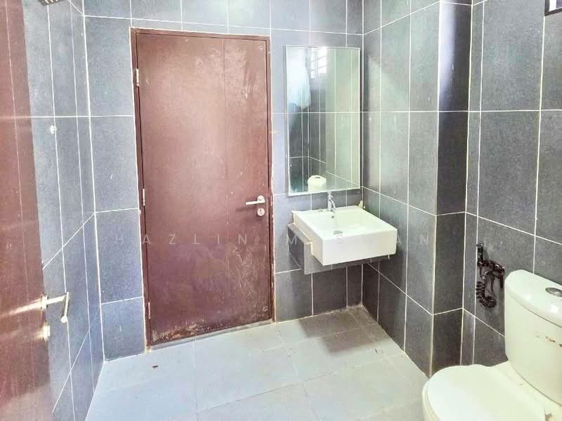2-storey Terraced House for Sale in Laman Glenmarie (Shah Alam) - Hazlin Miswan - Bathroom - PropertyGuru.com.my