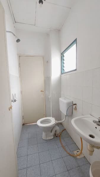 2-storey Terraced House for Sale in Sungai Buloh (Selangor) - Ziana Najib - Bathroom - PropertyGuru.com.my