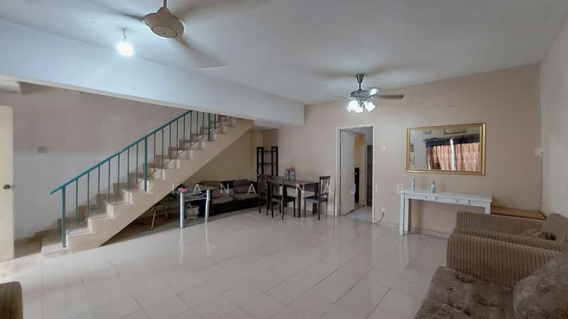 2-storey Terraced House for Sale in Sungai Buloh (Selangor) - Ziana Najib - Living Room - PropertyGuru.com.my