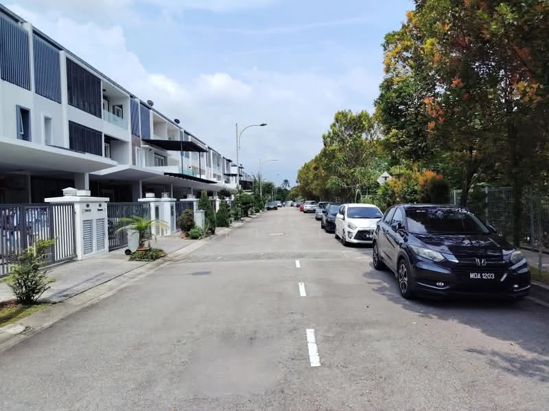 Rumah Teres 3 Tingkat untuk Dijual di Taman Taming Indah 2 (Bandar Sungai Long) - Steven Leong - PropertyGuru.com.my