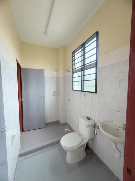Terraced House for Sale in Bandar Putra Permai (Seri Kembangan) - Nicholas Lim - Bathroom - PropertyGuru.com.my
