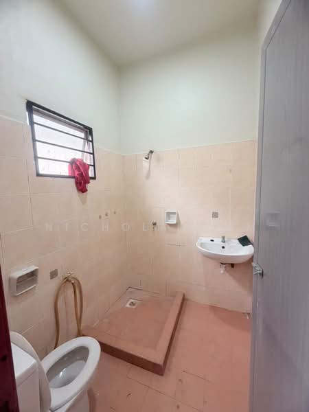 Terraced House for Sale in Bandar Putra Permai (Seri Kembangan) - Nicholas Lim - Bathroom - PropertyGuru.com.my