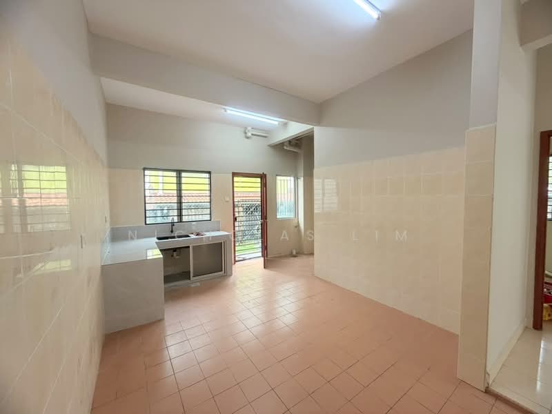 Terraced House for Sale in Bandar Putra Permai (Seri Kembangan) - Nicholas Lim - Kitchen - PropertyGuru.com.my