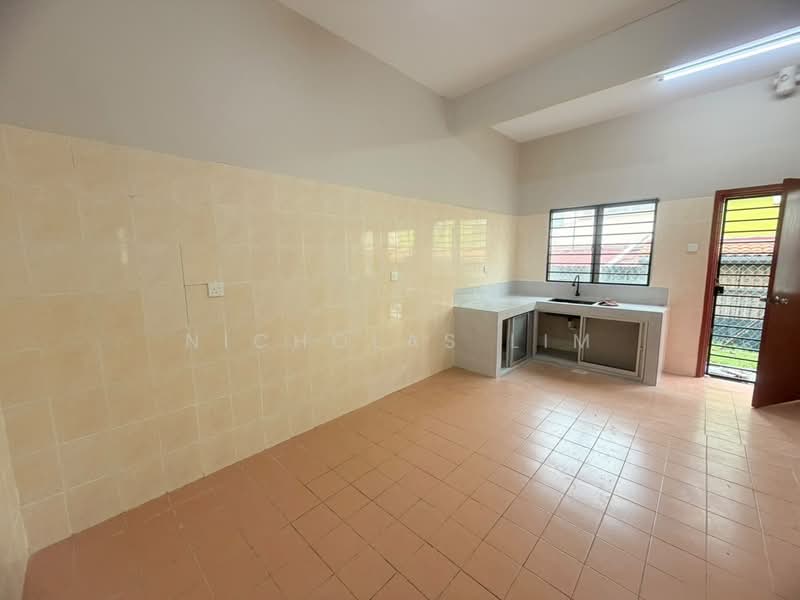 Terraced House for Sale in Bandar Putra Permai (Seri Kembangan) - Nicholas Lim - Kitchen - PropertyGuru.com.my